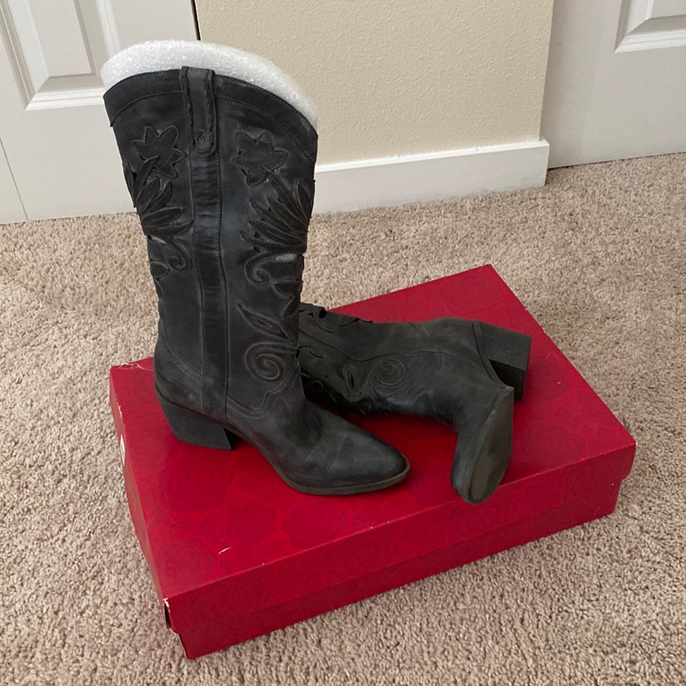 Carlos Santana boots